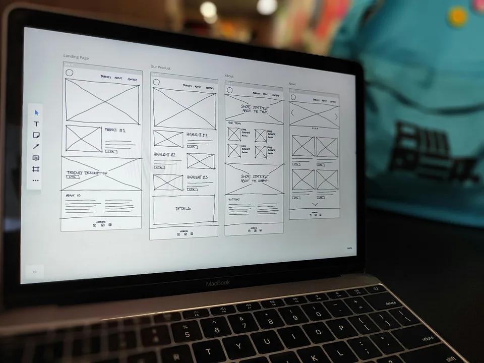 Dizüstü bilgisayarda açık dijital ürün arayüzü ve wireframe çalışması